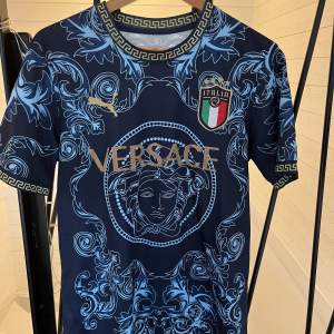 En riktigt snygg Italien tröja Säljer pga att jag aldrig använder den 