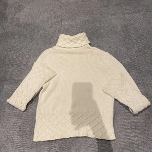 Stickad tröja - Säljer nu denna fina vita stickade tröjan med ett fint mönster vid armarna och i kanterna av tröja (syns på bilden) jätteskön!