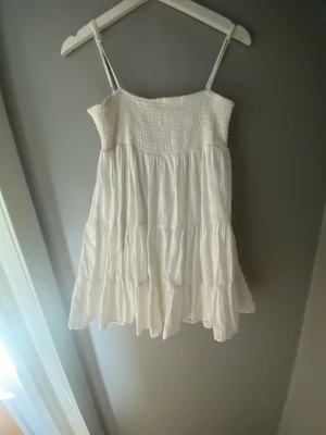 Zara klänning! - Säljer pga alderless för kort och kommer inte till andvändning! Är ca  174 för referens! Köparen står för frakt!