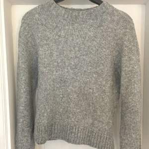 Grå stickad tröja  - Superfin går stickad tröja från H&M i bra skick! Andvänd några få gånger men inga defekter, pris kan diskuteras! 💖