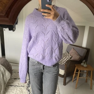 Stickad tröja - Säljer min så snygga stickade tröja från Lindex! Modellen finns inte kvar längre och därmed går den inte att hitta någon annanstans. Den är gjord av 40% alpackaull & 25% ull. Inga noppror!😊 