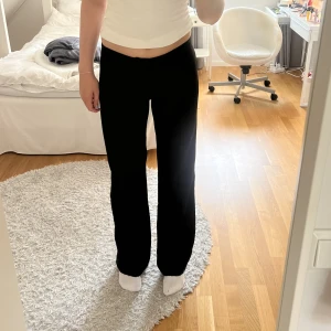 Low waist kostymbyxor  - Low waist kostymbyxor från Madlady!  De är uppsprättade där ner, vilket gör att de blir lite längre💕 Nypris: 649kr Köparen står för frakt!