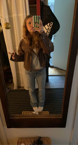 Brun skinnjacka - En brun skinnjacka från bianca ingrossos kolletion med NAKD. Den är super snygg men kommer aldrig till användning längre 