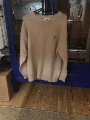 Ami Paris tröja - Hej! Jag säljer nu min helt nya samt oanvända Ami Paris tröja i 10/10 skick.  Jag säljer den pga att den va för stor. Pris kan diskuteras runt 900. Storleken är S men den sitter som M/L