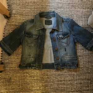 Jeans jacka/väst  - Skit cool jeans jacka/väst. Inga slitage eller liknande. Köpt second hand! 🥰