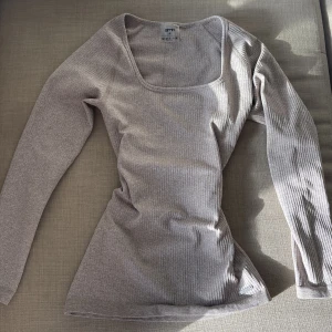 Tränings tröja  - Ribbad tränings tröja i beige från Aimn. Har en större urringning som formar brösten bättre. Passar även S då den är relativt tajt. 