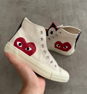 CDG Converse PLAY Chuck 70 Hi (stl.36) (NYA) - Nya men lite slitage finns, Till exempel några fläckar, en del damm, Och lim som har börjat släppa lite. Detta eftersom att skorna är inköpta cirka 2017-2018 och dem har stått på en hylla som dekoration sen dess, Kan skicka bilder på alla flaws i messege.