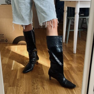 Boots - Höga boots med brett skaft i ormskinns mönster