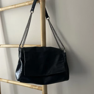 Axelväska - Säljer min superfina och rymliga axelväska från zara!🙌🏼🤍 frakt ingår inte