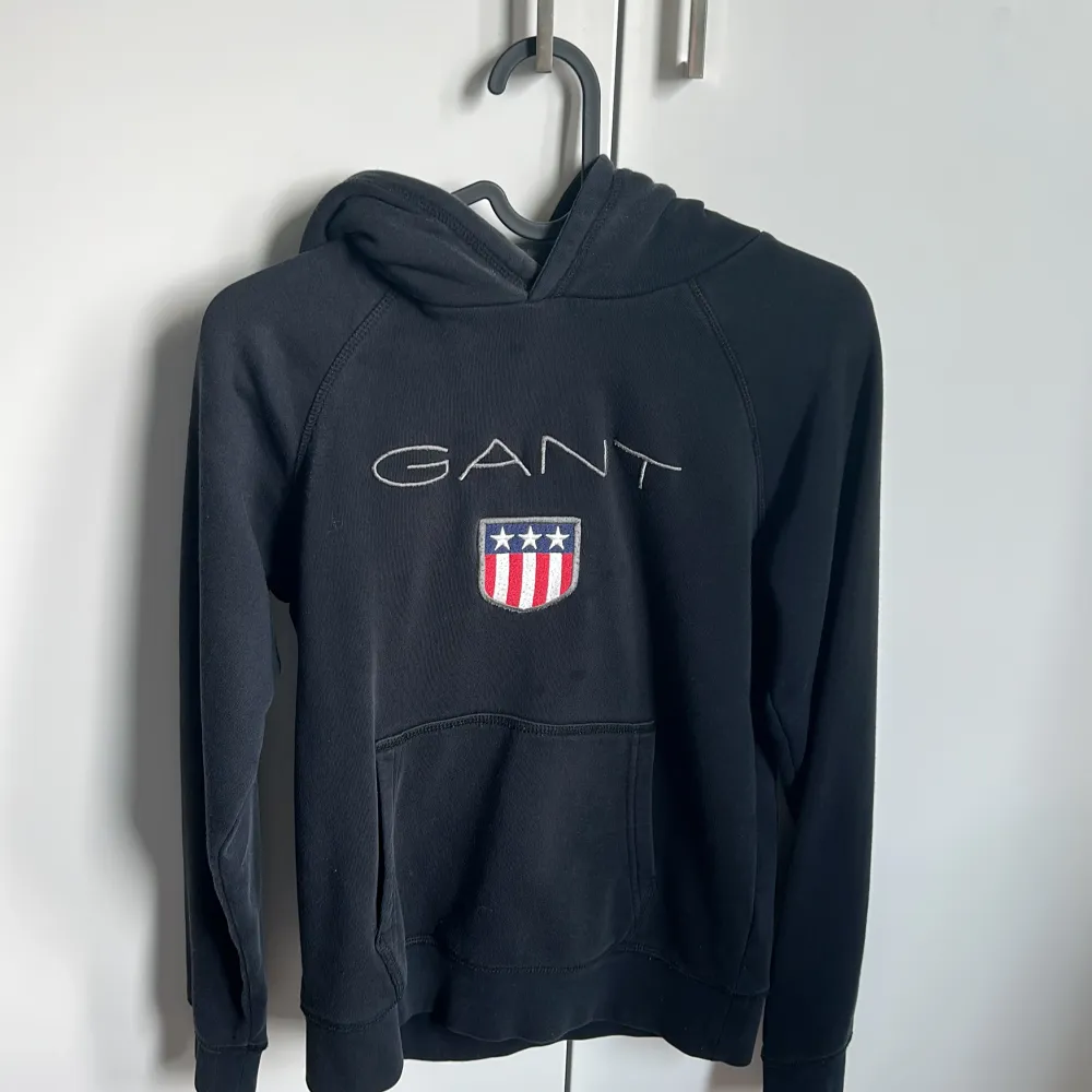 Gant hoodie som är för liten och har lite fläckar skick8-10. Köpt för cirka 800. Hupparit & Collegepaidat.