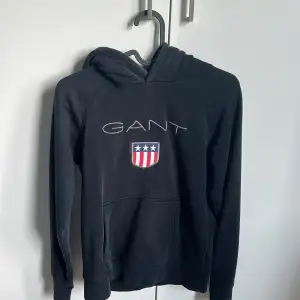 Gant hoodie som är för liten och har lite fläckar skick8-10. Köpt för cirka 800
