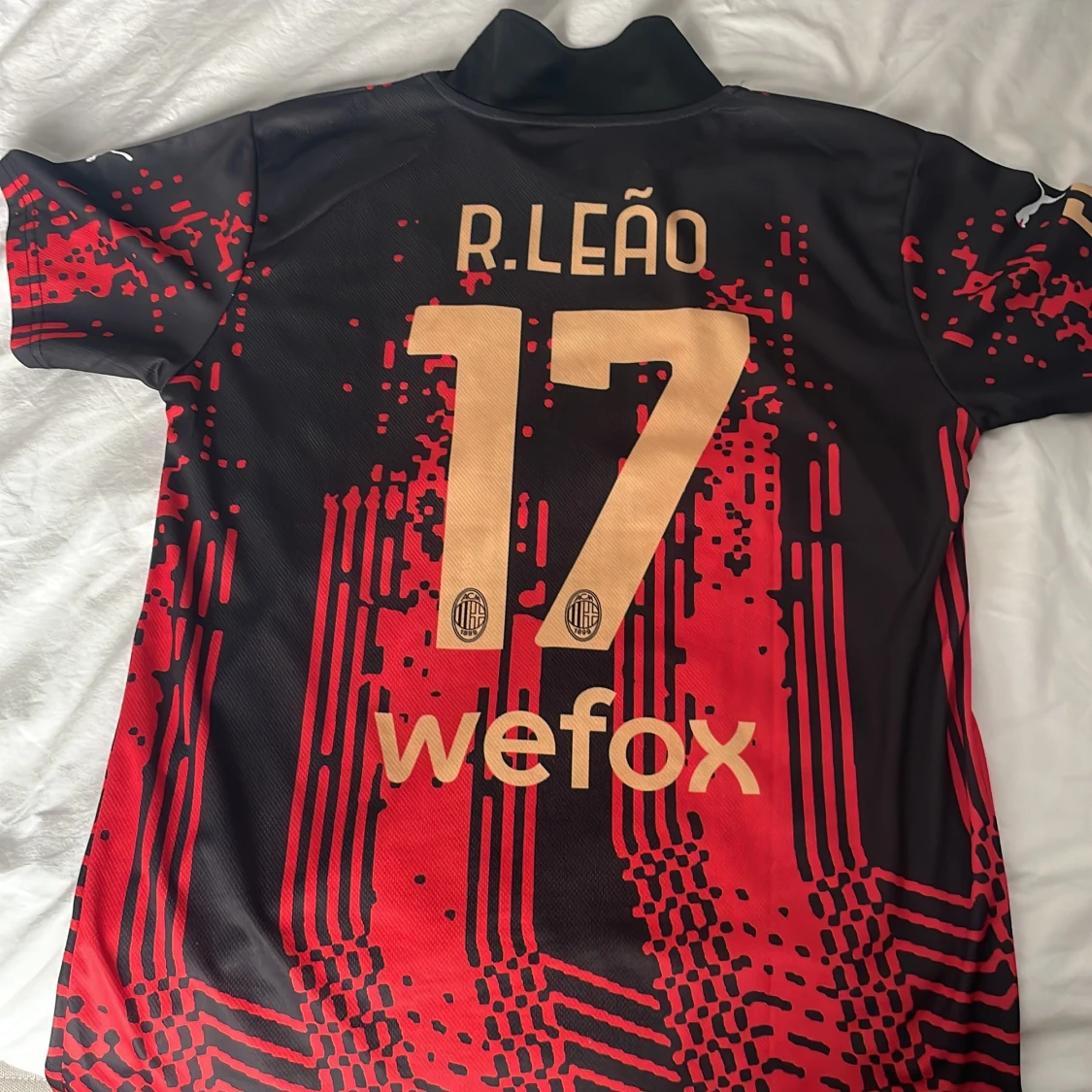 Säljer en Ac milan fotbolls tshirt - 90