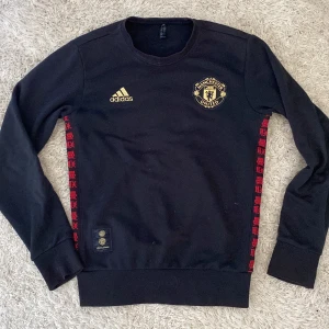 Officiell Manchester United tröja - Man utd tröja i 8/10 skick säljes. Storlek xs men passar s bra 