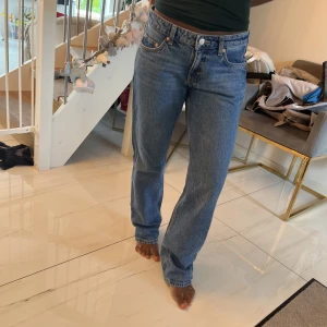 Weekday jeans - Säljer dessa byxor jag köpte förra året från weekday💕 dem heter arrow low och jag råkade köpa dem i för stor storlek🥰 nypris 600kr