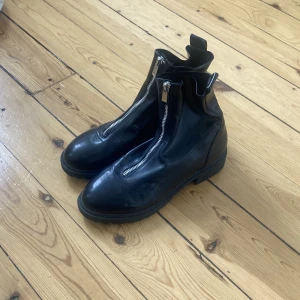 Svarta boots - Svarta boots från Nelly. Liten i storlek så mer som än strl 39 än 40. Köpta för längesen, använda en gång🤍