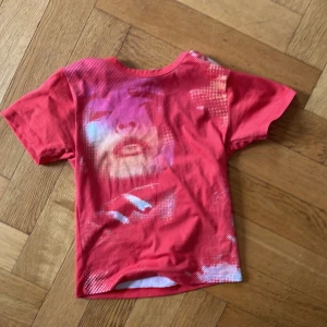Röd babytee  - Röd babytee från Urban Outfitters, använder inte den längre