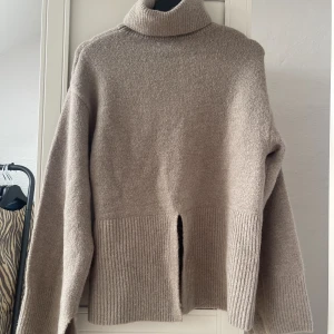 Lojsan X NAKD - Säljer min oanvända stickade tröja från nakd. Aldrig använd!! 