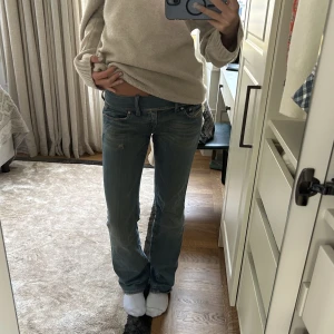 lågmidjade flared Diesel jeans med bältknäppe - Jag är 176 och har 34,36 i jeans