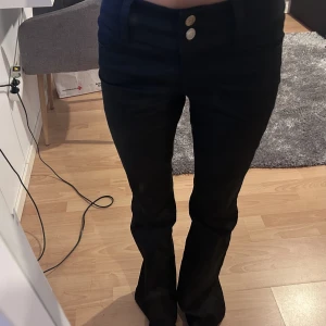 Low waist jeans - Jättefina svarta low waist jeans💖 använt 1 gång! 