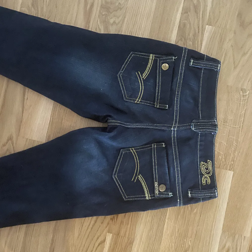 Jättefina lågmidjade bootcut jeans, köpt secondhand men hade prislappen kvar, använda en gång då dom är för långa för mig (163cm)🤍står ingen storlek men skulle tippa xs, s. Jeans & Byxor.