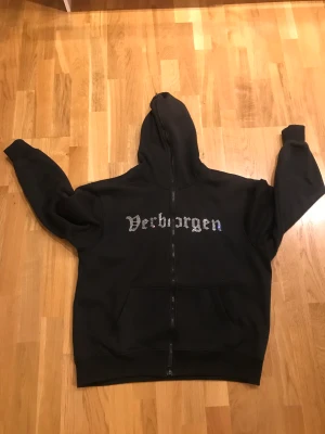 Verborgen rhinestone full zip up hoodie - Fet full zipup hoodie från streetwear märket verborgen. Hoodien är slutsåld och ganska rare den är i bra skick och jag säljer den för att den inte riktigt är min stil. Skriv om du har mer frågor.