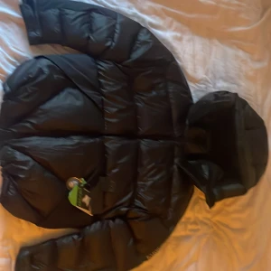 Ea7 jacka - En alldeles helt ny Armani jacka valde då att lägga ut denna för de var för stor för mig kvitto och allt är med. Kan även tänka mig att gå ner i pris vid en snabb Afärr. För att få sålt den så snabbt så möjligt. Ny pris 4000 mitt pris är då 1000 stl M