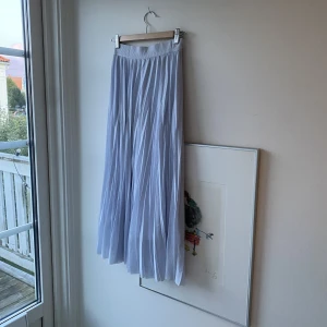 Plisserad kjol, hm trend - Från hm trend, knappt använd. Köptes för 499kr
