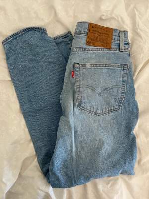 Säljer dessa Levis jeans då de aldrig kommer till användning, använda 2gånger, storlek M. Köparen står för frakt💕