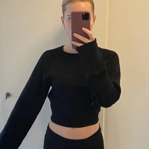 Topp med öppen rygg - Knappt använd. Från NA-KD x josefine hj, världens mjukaste material. Stretchigt material
