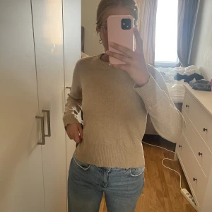 Beige långärmad tröja  - Mjuk långärmad tröja. 
