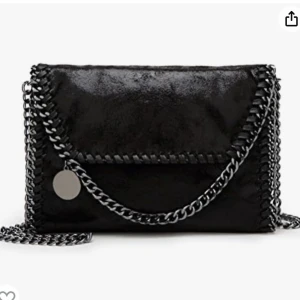 stella mccartney liknande väska - säljer denhär stella mccartney liknande väskan!! jätte bra skick och köpte för 300kr🫶🏼 (lånad bild)