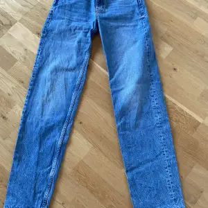 Low rised straight jeans från Gina, använda 3-5 gånger så nästan helt nya, säljer pågrund av att dom är lite små💙kontakta vi minsta fråga