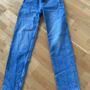 Low jeans - Low rised straight jeans från Gina, använda 3-5 gånger så nästan helt nya, säljer pågrund av att dom är lite små💙kontakta vi minsta fråga