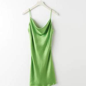 Fin Satin klänning från  Gina Tricot i stolek 36. Säljes pågrund av för liten. Nyskick. Ordinarie pris 399.💚
