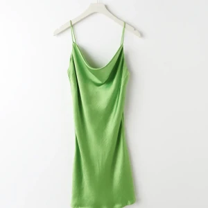 Grön Satin Klänning💚 - Fin Satin klänning från  Gina Tricot i stolek 36. Säljes pågrund av för liten. Nyskick. Ordinarie pris 399.💚