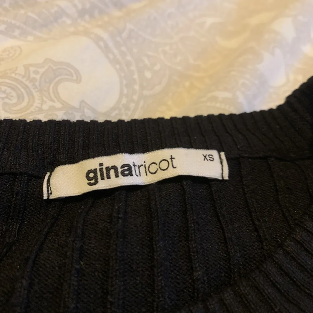 Super snygg ribbad tröja från ginatricot med 3/4 ärmar. Inga defekter 💘. Toppar.