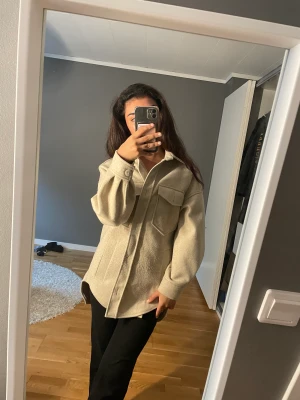 Kappa  - Beige kappa som är fin till hösten. 