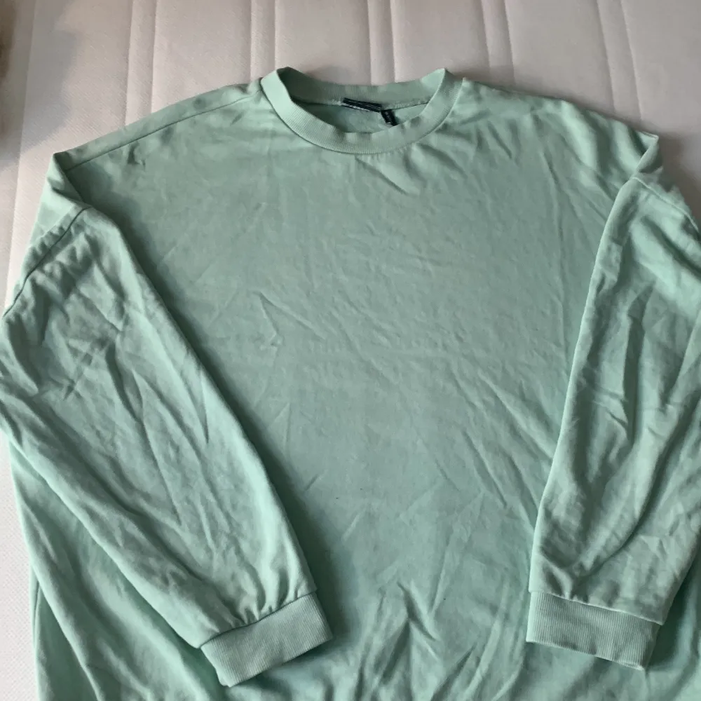 Grön tröja köpt på zalando. Storlek 38. Lite små fläckar, den på bilden är på ryggen, men finns en mindre grönpå framsidan, bara ett par millimetrar. Hoodies.