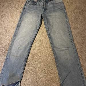 Mid waist jeans i storlek 38. Säljer då de inte passar längre💕 
