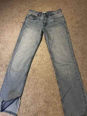 Mid waist jeans med slits  - Mid waist jeans i storlek 38. Säljer då de inte passar längre💕 