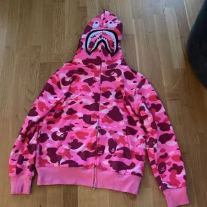 Bape kofta,rosa - Bape hoodie,kofta i rosa! Jätte snygg men är lite stor på mig
