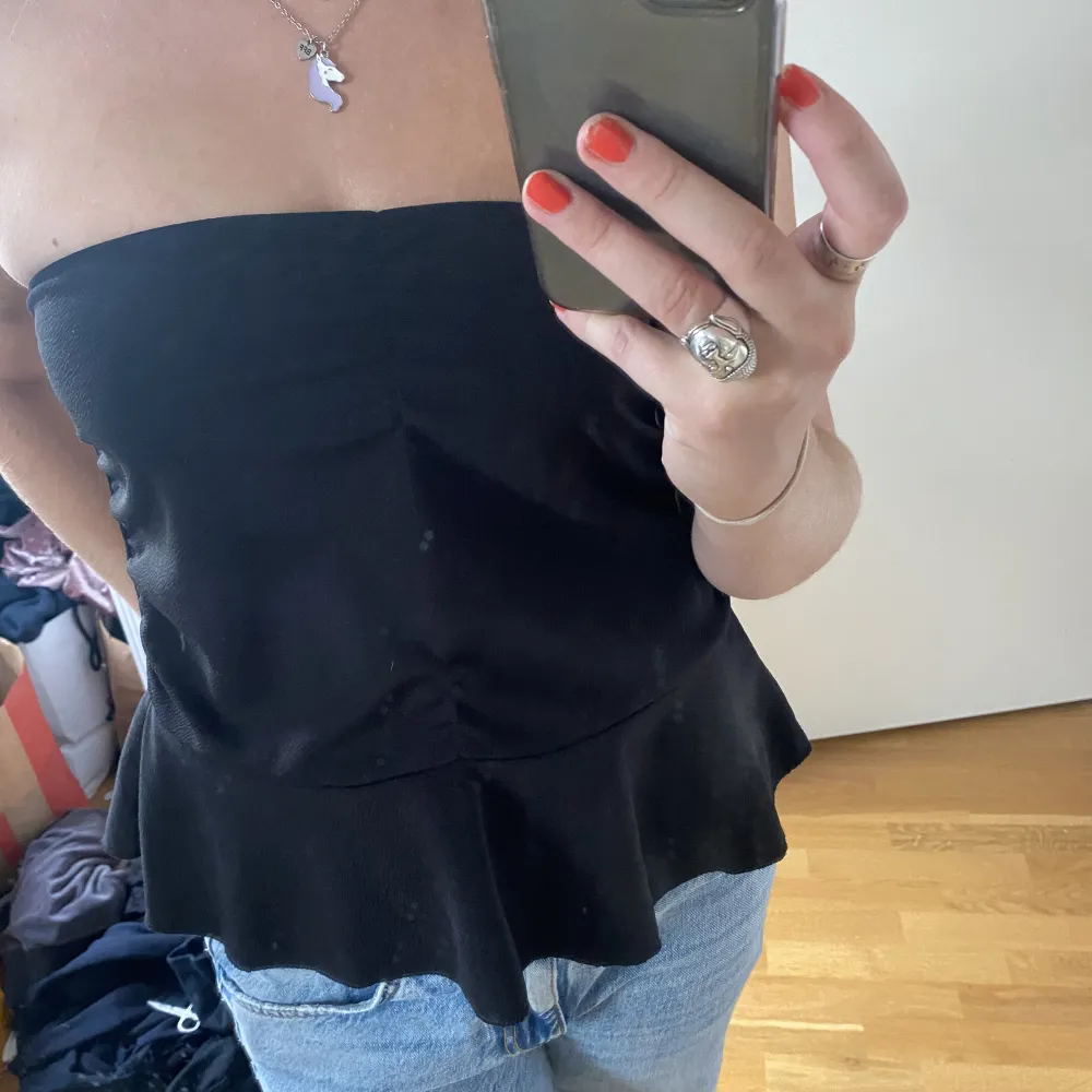 Super snygg bandeau topp med volang längst ned. Perfekt till fest, middag och vardag! Den har en liten kant högst upp så den åker inte ner! Använd 2 gånger. Passar S-L skulle jag säga!😊. Toppar.