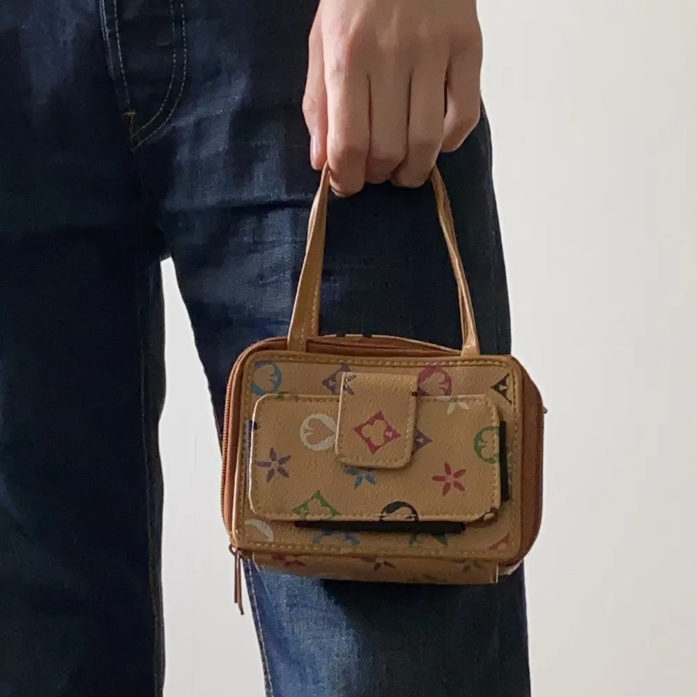 Världens gulligaste miniväska som är perfekt att t.ex. ha i en större väska för att ha småsaker i eller bara ha som en snygg accessoar.💞 Inga defekter förutom lite missfärgning på en dragkedja. 15x10 cm. Väskor.