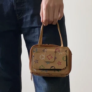 Miniväska - Världens gulligaste miniväska som är perfekt att t.ex. ha i en större väska för att ha småsaker i eller bara ha som en snygg accessoar.💞 Inga defekter förutom lite missfärgning på en dragkedja. 15x10 cm