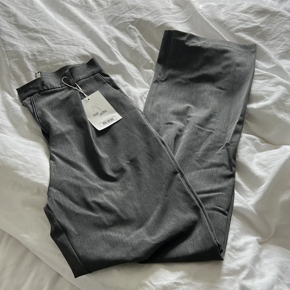 Säljer mina så fina gråa oanvända Djerf Avenue favorite pants i modellen tall. Aldrig använda med prislapp på. Storlek S.. Jeans & Byxor.
