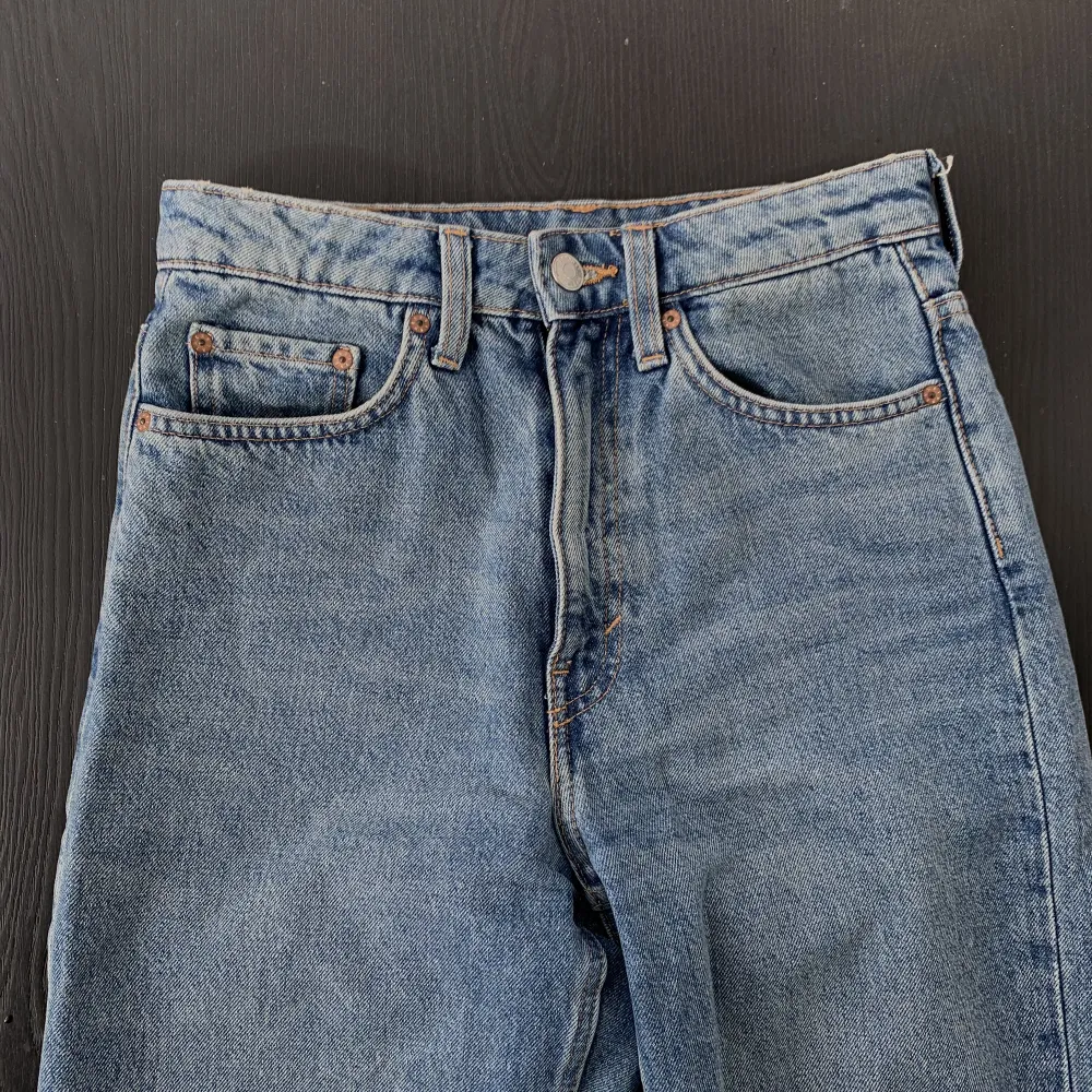 Använda 1 gång, inga defekter. Sitter skönt och snyggt på. . Jeans & Byxor.
