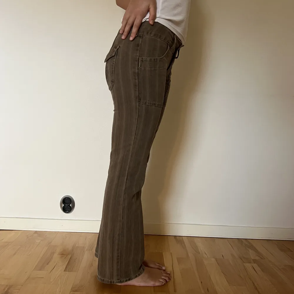 vintage byxor från mustang 🌷 midjemått: 82,5cm innerbenslängd: 80,5cm 💥dubbla knappar fram och coola fickor bak! . Jeans & Byxor.