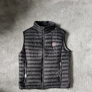 Colmar Väst - Säljer denna svarta Colmar väst som är använd sparsamt. Storleken är S/M eller 48. Inga slitage eller någonting, så gott som nyskick! Nypris: ca 2500kr, Mitt pris: 1099kr. Hör av er vid frågor!