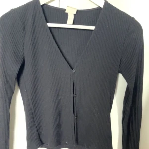 Kofta  - Säljer denna söta koftan från hm med knappar, den har inget slitage och är använd bara några få gånger 💗 storlek xs. Köparen står för frakt 