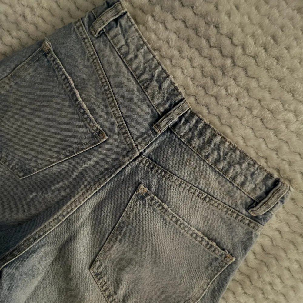 Kroppade jeans ifrån zara. Helt nya och använda ett fåtal gånger. Medelhög midja. Innermåttet ligger på 69 cm.   Nypris: 229. Jeans & Byxor.